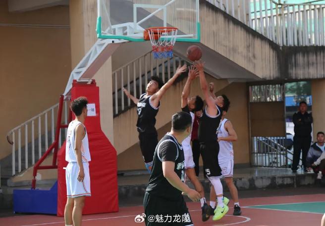 正是在这些
